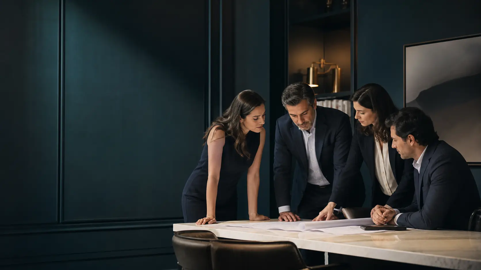 Profissionais reunidos em uma mesa de trabalho